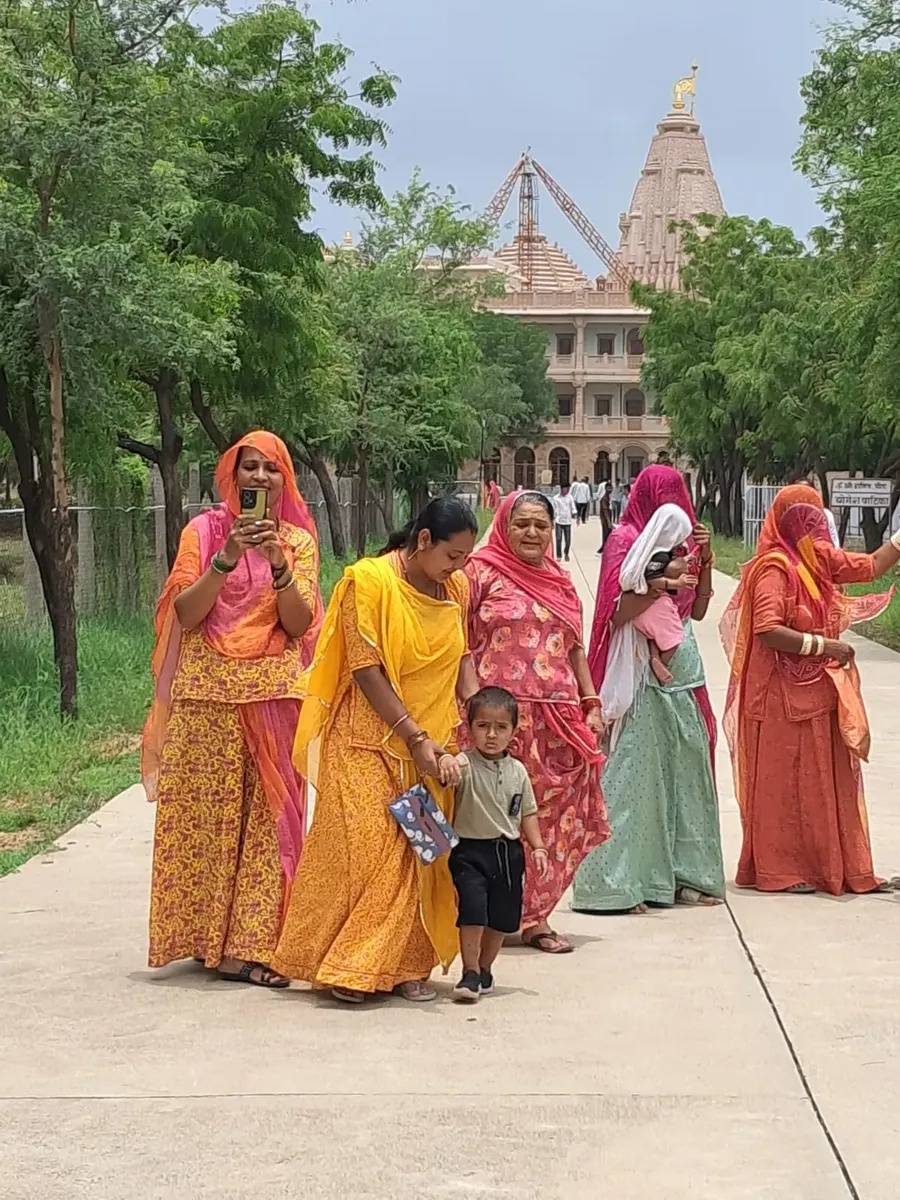 guru-purnima-darshan-for-10-000-devotees-at-om-ashram bodyImage