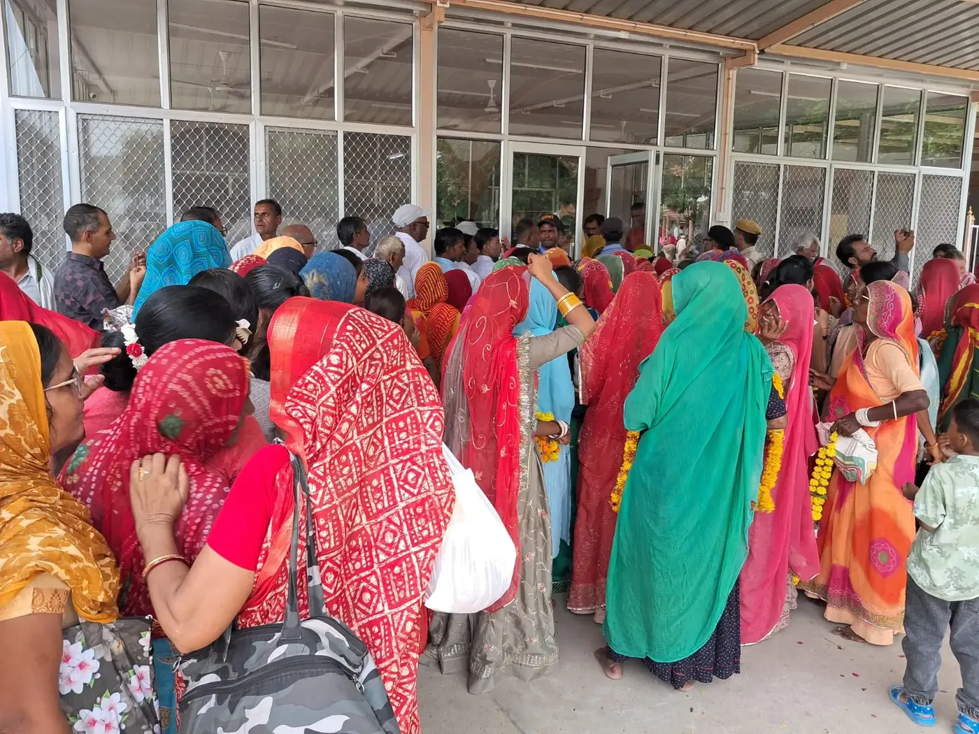 guru-purnima-darshan-for-10-000-devotees-at-om-ashram bodyImage