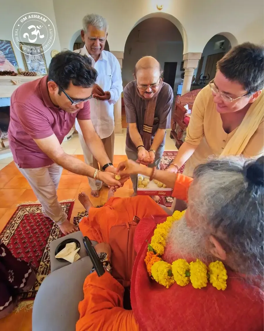 guru-purnima-darshan-for-10-000-devotees-at-om-ashram bodyImage