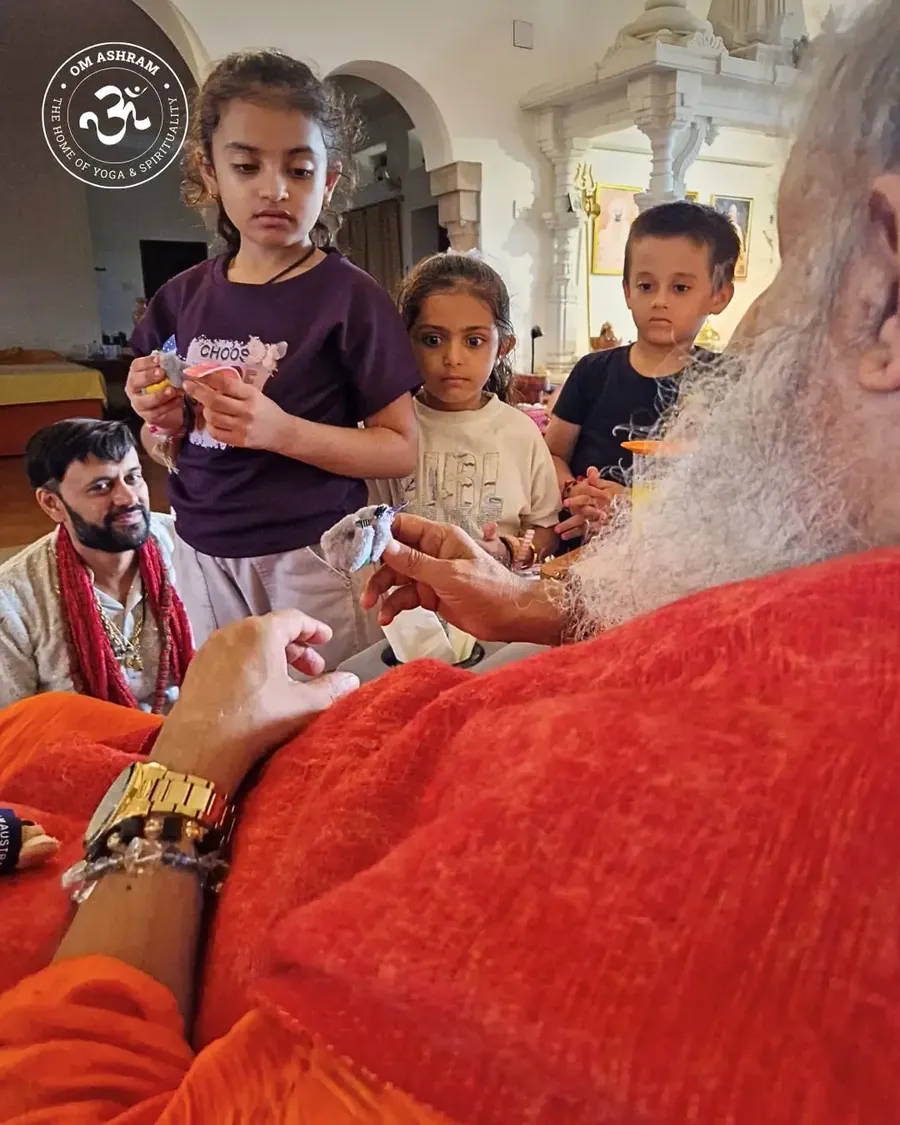 guru-purnima-darshan-for-10-000-devotees-at-om-ashram bodyImage