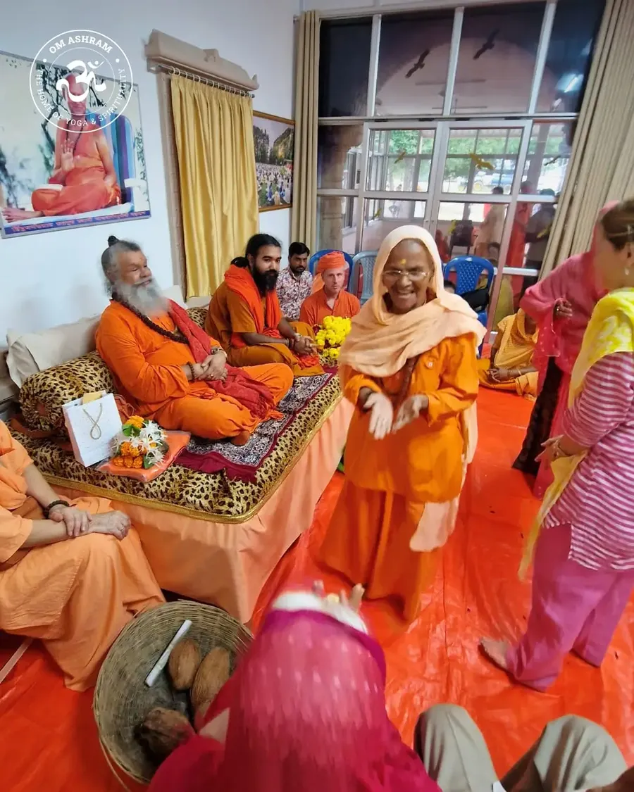 guru-purnima-darshan-for-10-000-devotees-at-om-ashram bodyImage