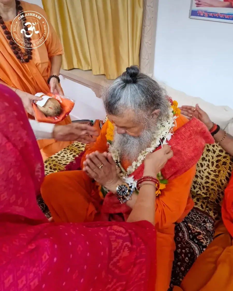 guru-purnima-darshan-for-10-000-devotees-at-om-ashram bodyImage