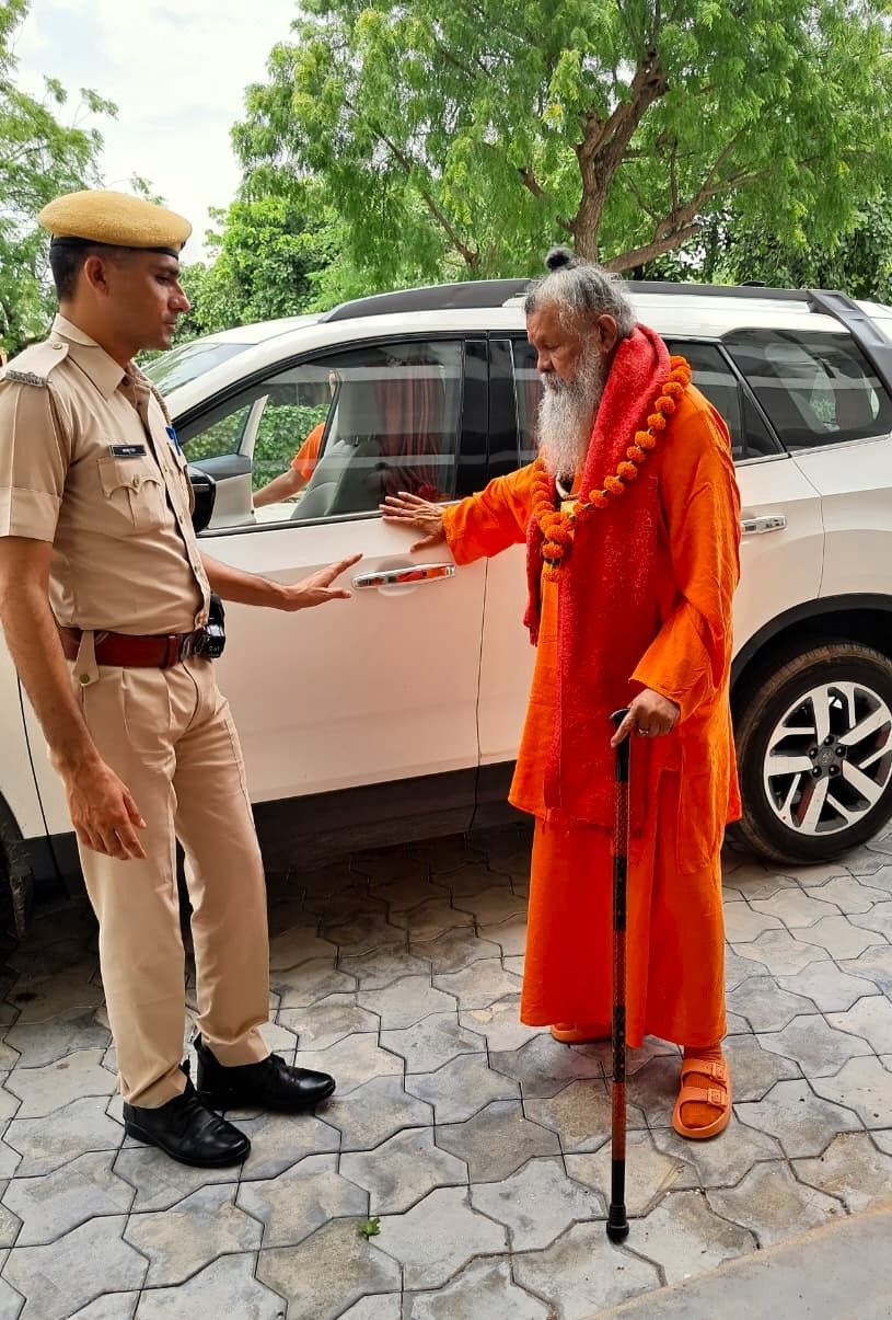 gurudev-returns-to-om-ashram-jadan bodyImage