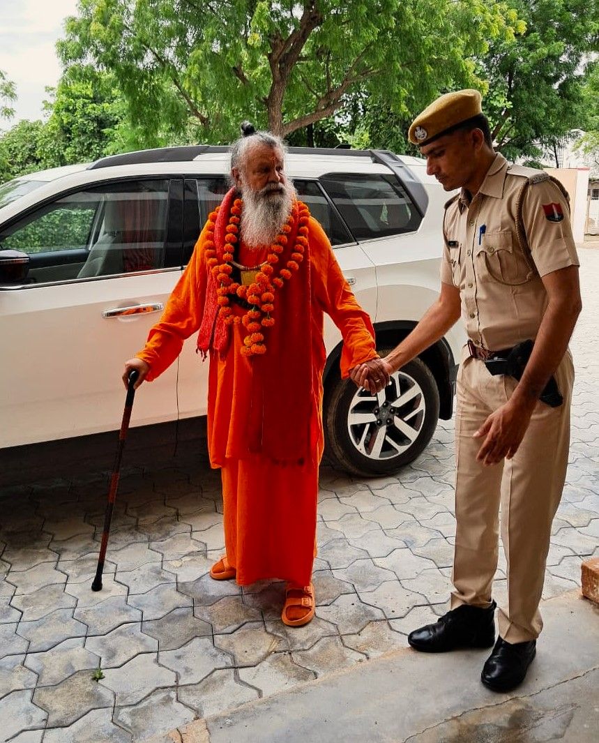 gurudev-returns-to-om-ashram-jadan bodyImage