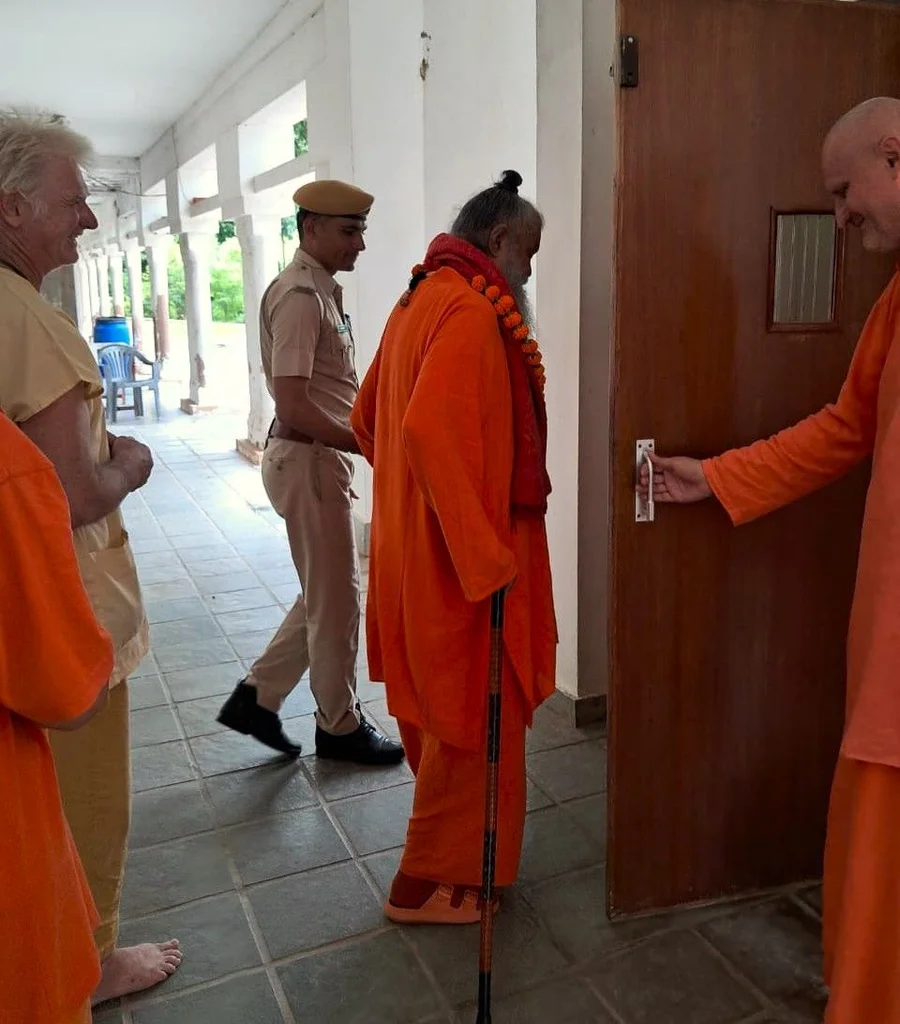 gurudev-returns-to-om-ashram-jadan bodyImage