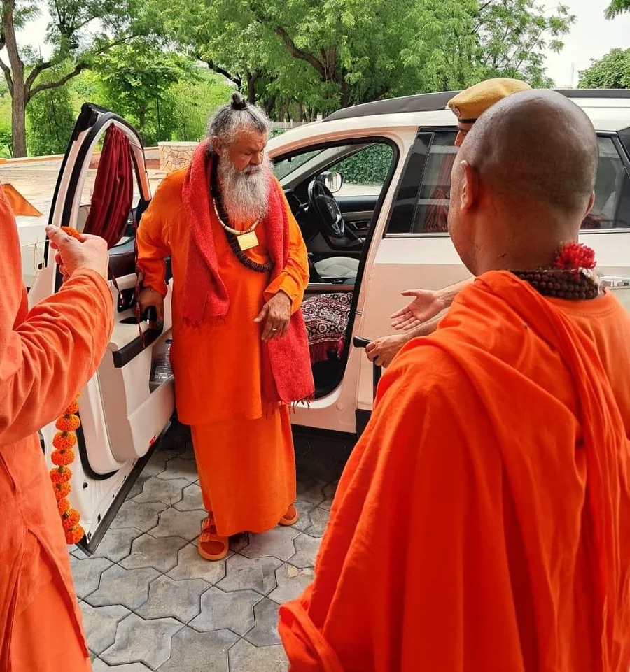gurudev-returns-to-om-ashram-jadan thumbnail