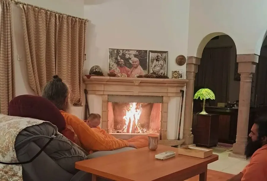 gurudev-returns-to-om-ashram mainImage