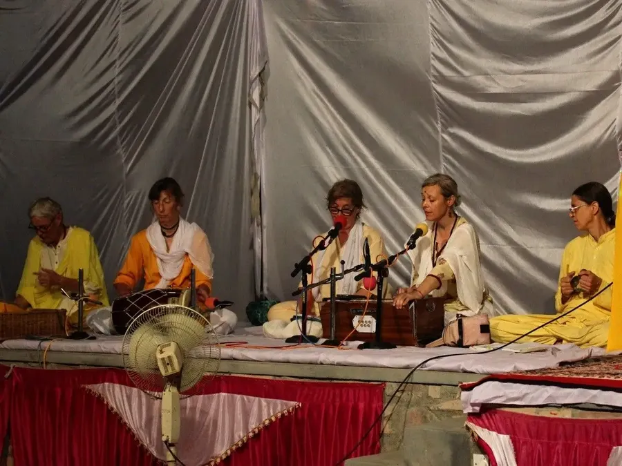 gurupurnima-in-om-ashram-2023 bodyImage