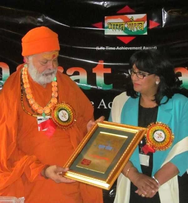 h-h-swami-maheshwarananda-received-bharat-gaurav-award mainImage