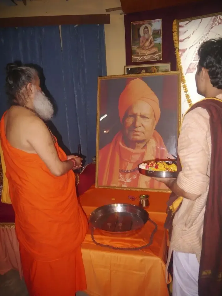 h-h-swamiji-s-satsang-from-22nd-july-2013-on-the-occasion-of-gurupurnima-from-om-ashram-jadan bodyImage