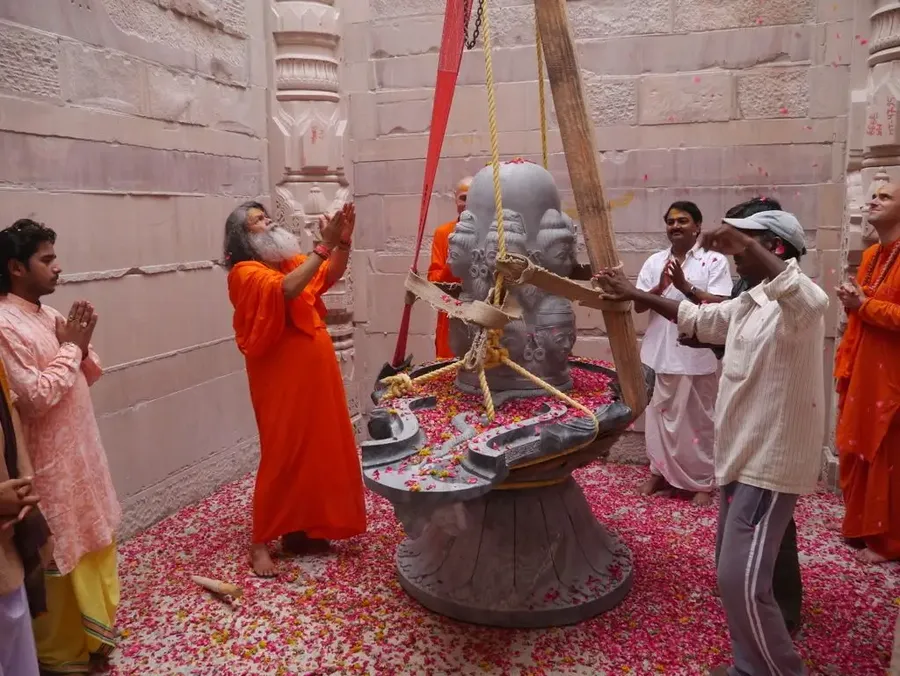 h-h-swamiji-s-satsang-from-22nd-july-2013-on-the-occasion-of-gurupurnima-from-om-ashram-jadan bodyImage