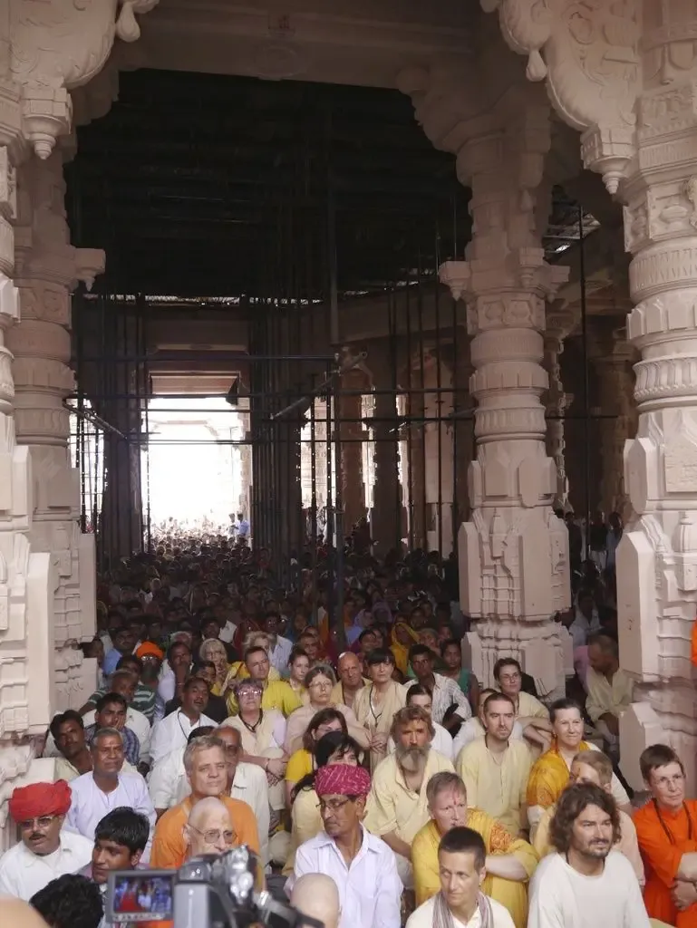 h-h-swamiji-s-satsang-from-22nd-july-2013-on-the-occasion-of-gurupurnima-from-om-ashram-jadan bodyImage