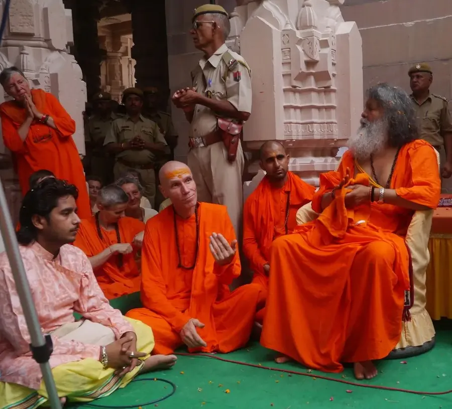h-h-swamiji-s-satsang-from-22nd-july-2013-on-the-occasion-of-gurupurnima-from-om-ashram-jadan bodyImage