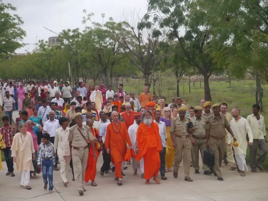 h-h-swamiji-s-satsang-from-22nd-july-2013-on-the-occasion-of-gurupurnima-from-om-ashram-jadan bodyImage