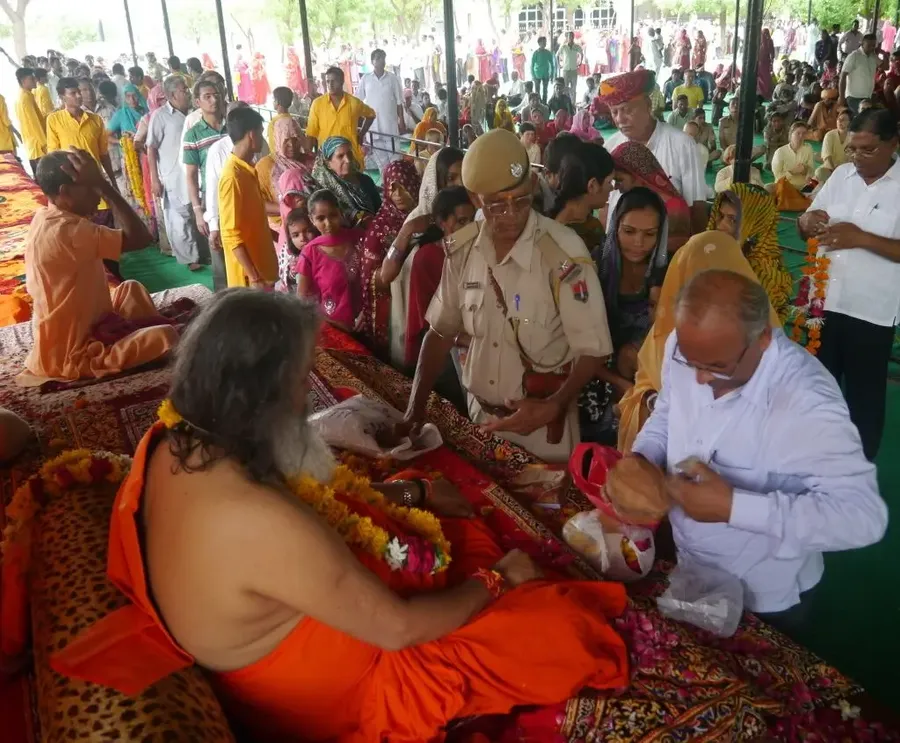 h-h-swamiji-s-satsang-from-22nd-july-2013-on-the-occasion-of-gurupurnima-from-om-ashram-jadan bodyImage