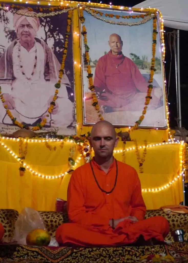 h-h-swamiji-s-satsang-from-22nd-july-2013-on-the-occasion-of-gurupurnima-from-om-ashram-jadan bodyImage