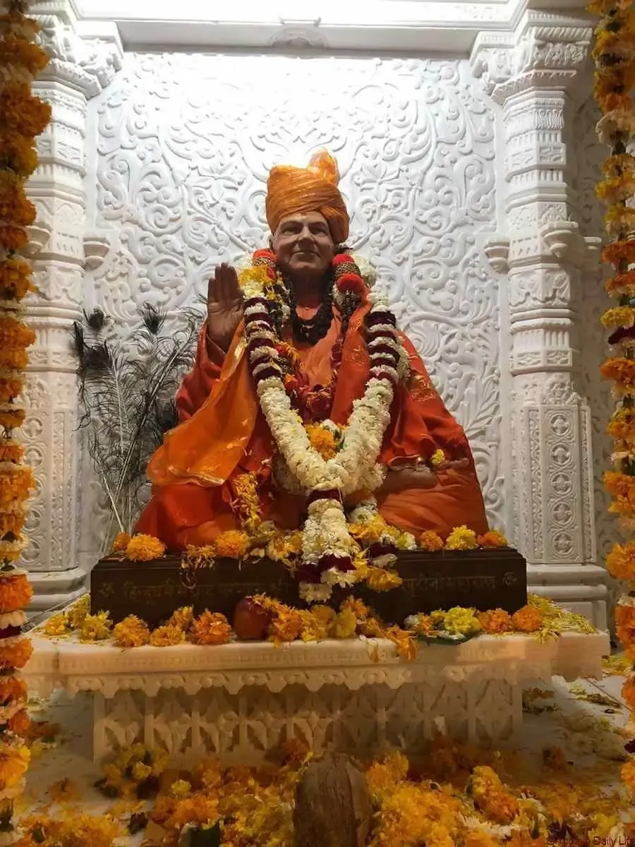 inauguration-of-holy-guruji-s-statue mainImage