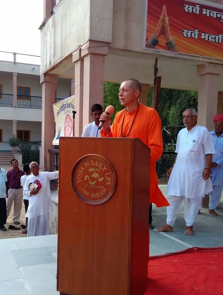 international-yoga-day-in-om-ashram bodyImage