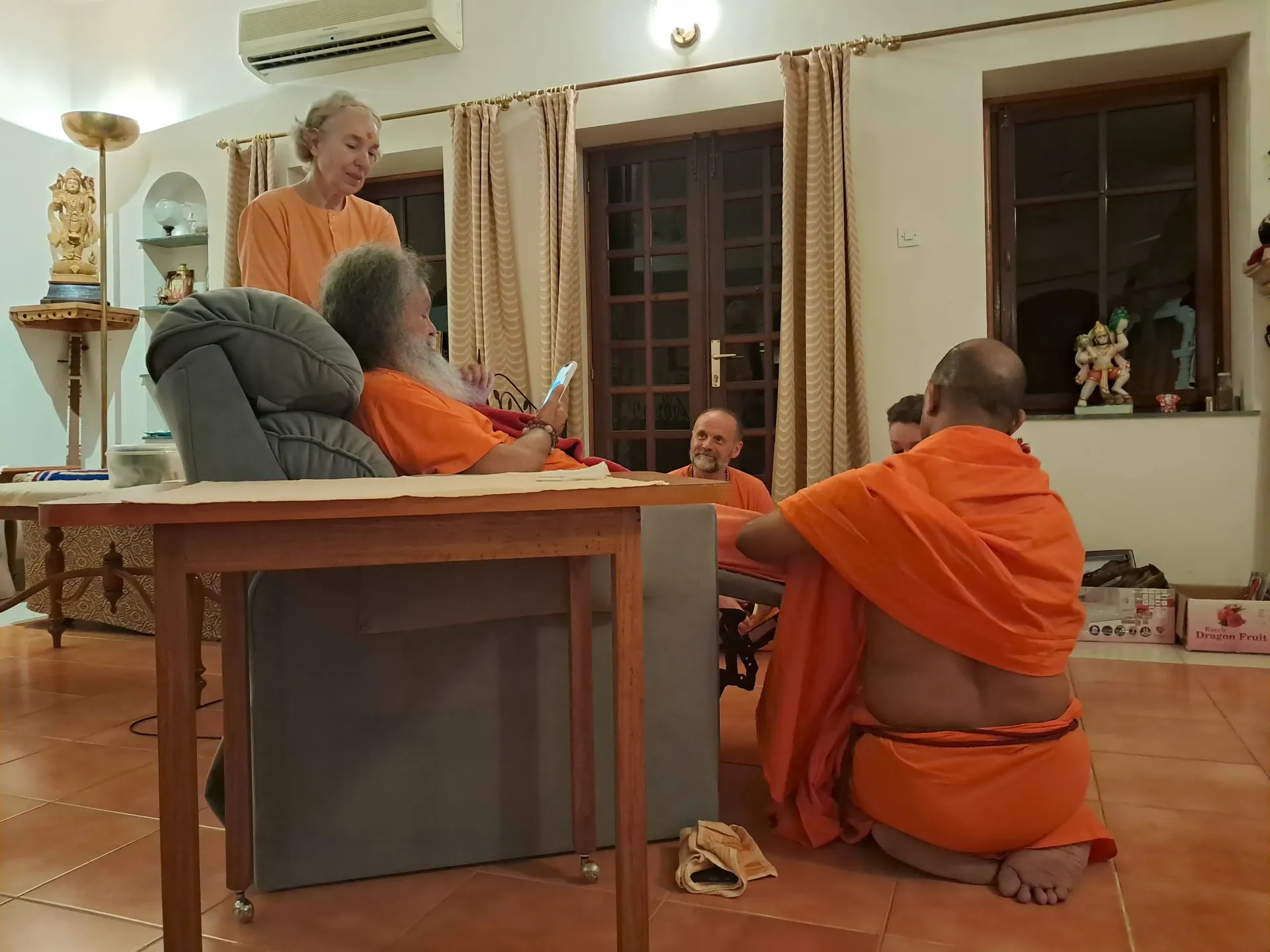 our-gurudev-returns-to-the-om-ashram bodyImage