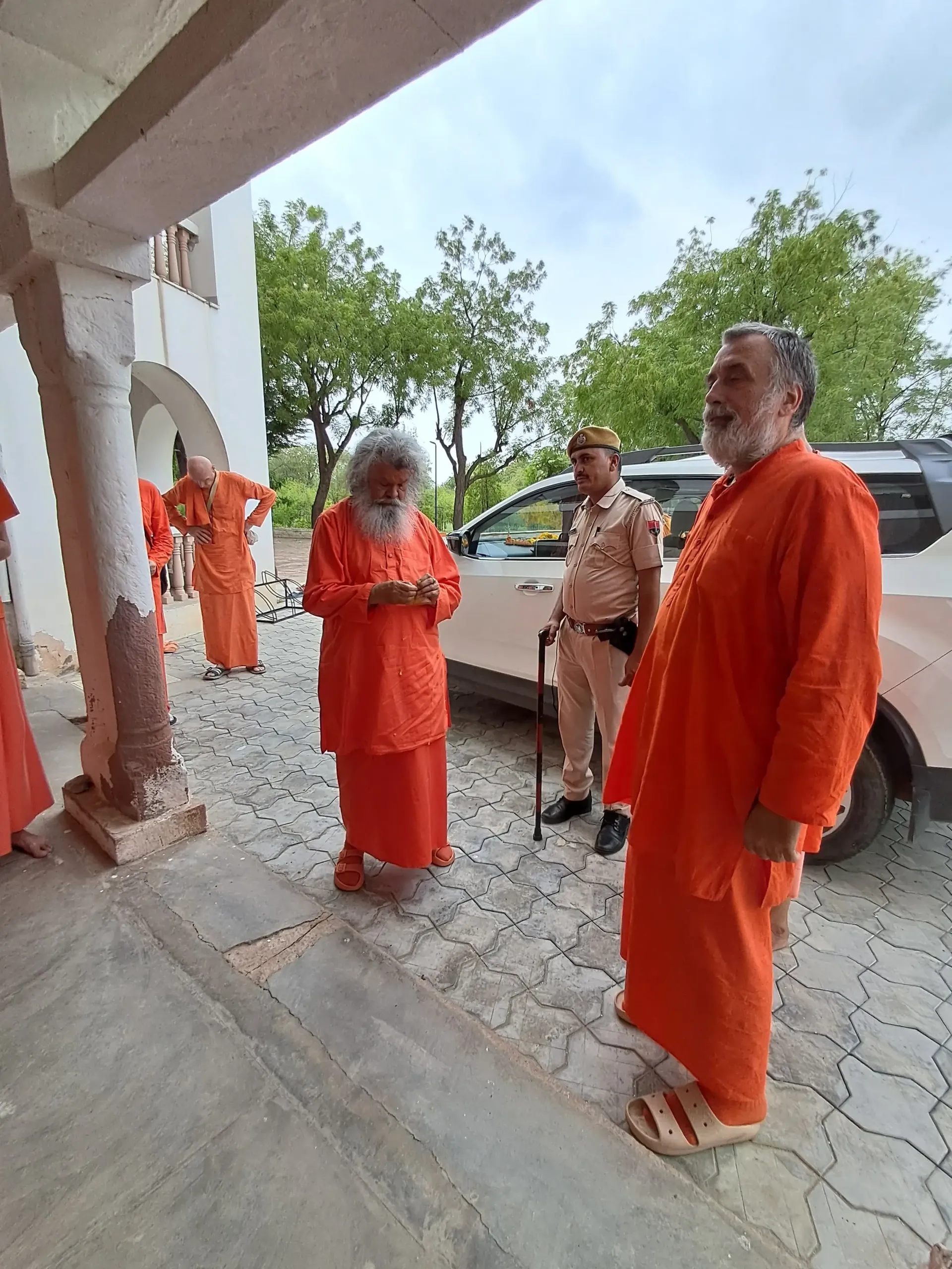 our-gurudev-returns-to-the-om-ashram mainImage