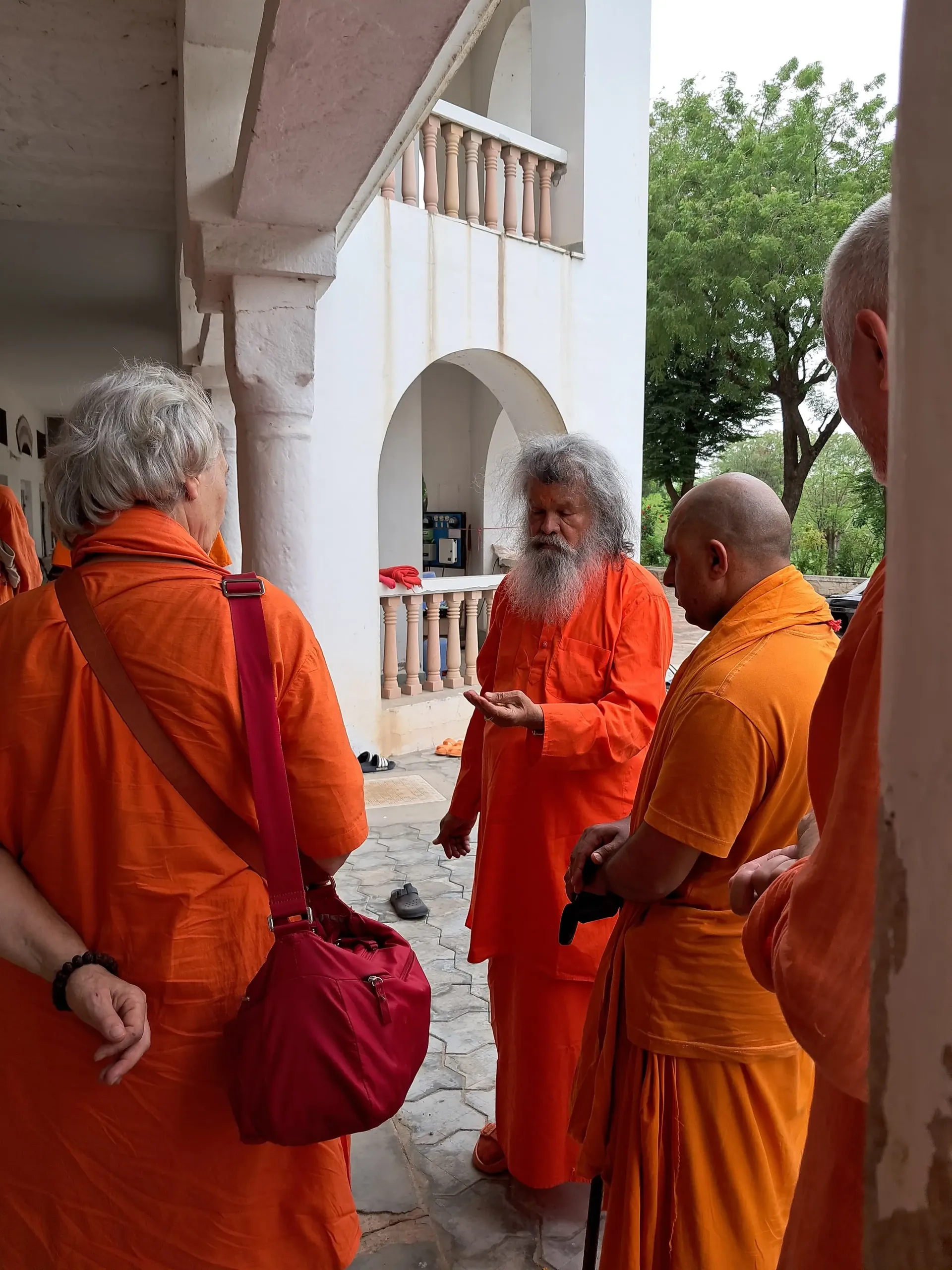 our-gurudev-returns-to-the-om-ashram bodyImage