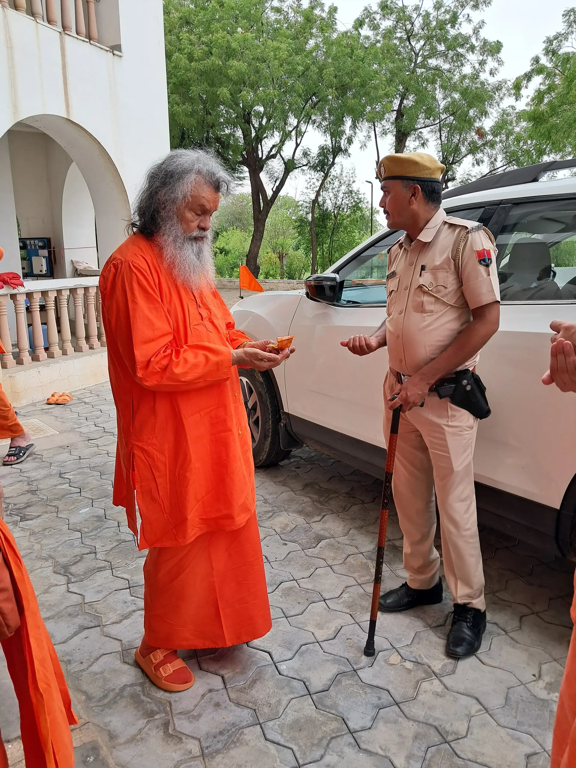 our-gurudev-returns-to-the-om-ashram bodyImage