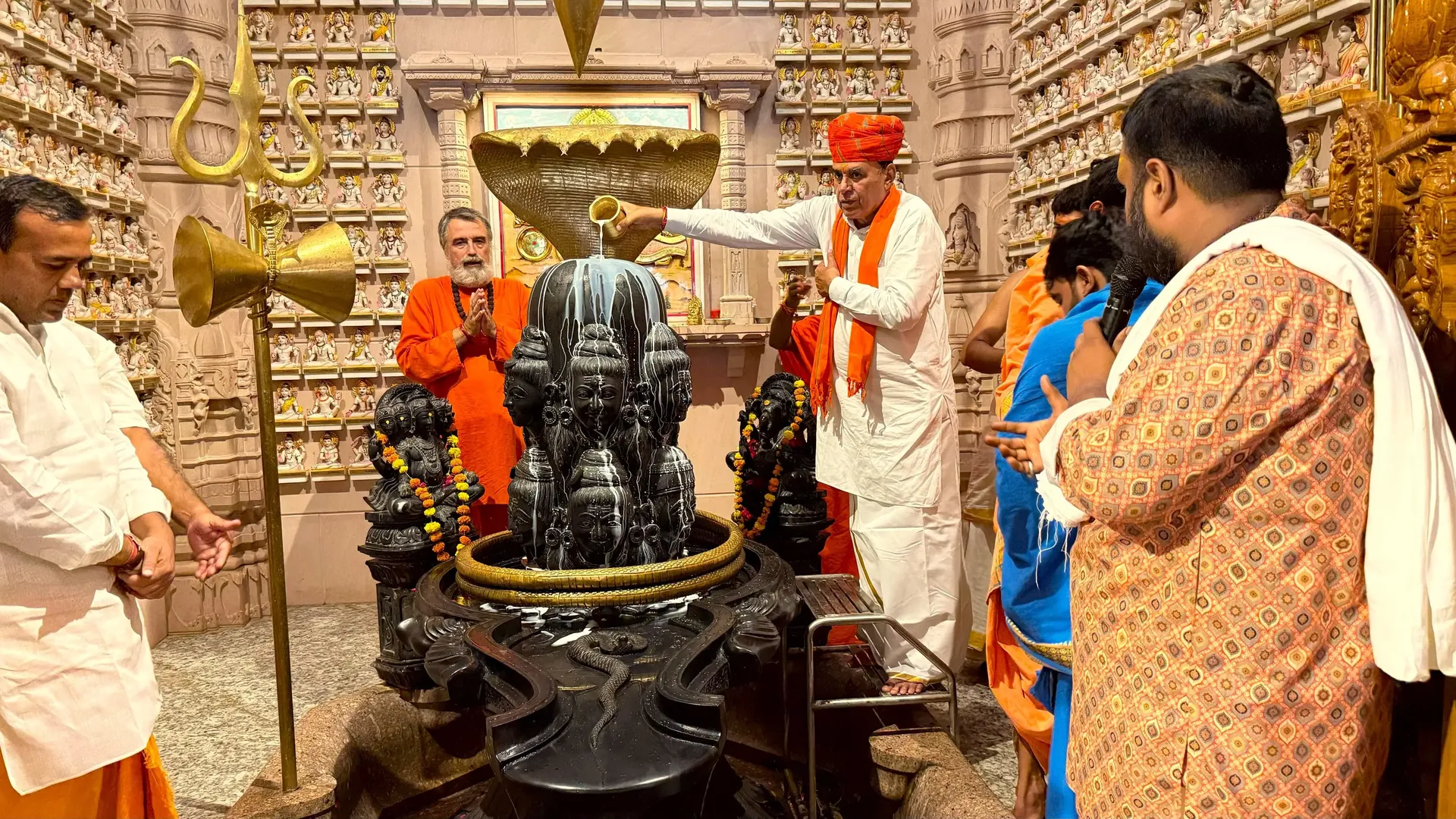 rajasthan-ministers-join-shravan-prayers-at-om-ashram bodyImage