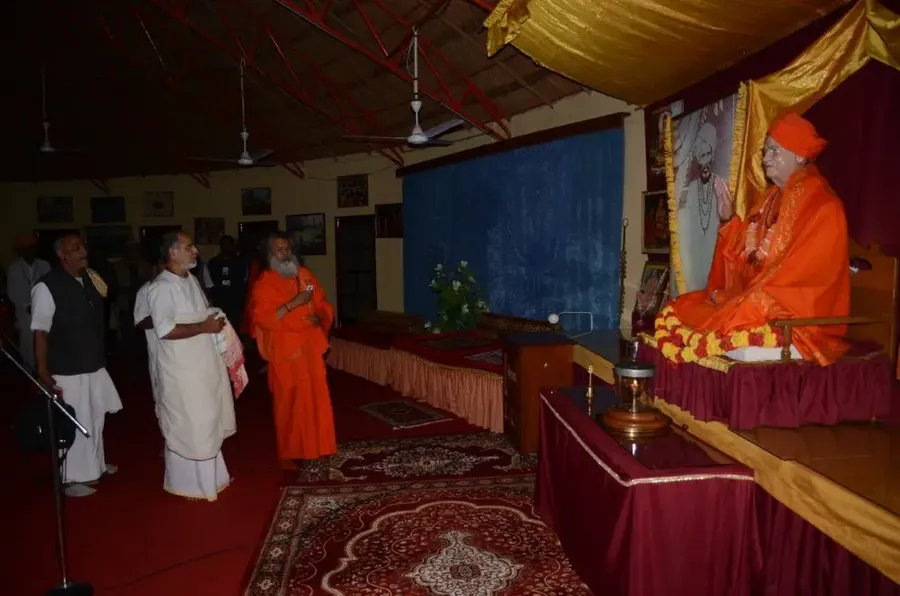 rameshbhai-ojha-visits-om-ashram bodyImage