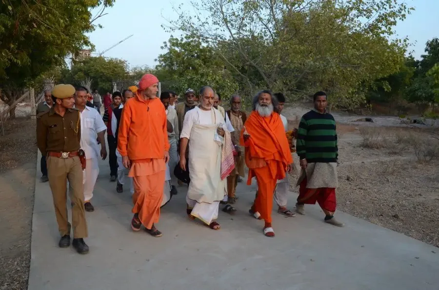 rameshbhai-ojha-visits-om-ashram bodyImage