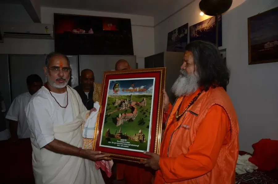 rameshbhai-ojha-visits-om-ashram bodyImage