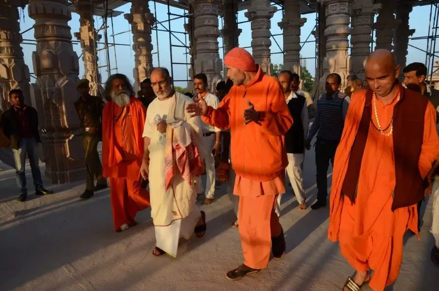 rameshbhai-ojha-visits-om-ashram bodyImage