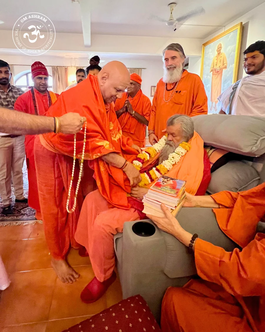 renowned-vedic-scholar-param-pujya-shree-govinddev-giri-ji-maharaj-visits-om-ashram_body1