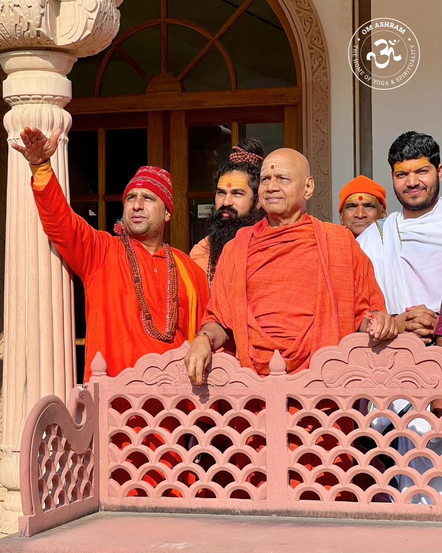 renowned-vedic-scholar-param-pujya-shree-govinddev-giri-ji-maharaj-visits-om-ashram_body10