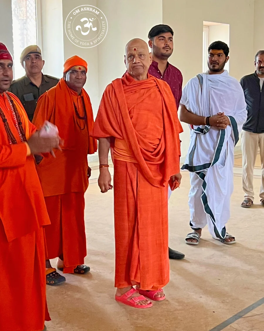 renowned-vedic-scholar-param-pujya-shree-govinddev-giri-ji-maharaj-visits-om-ashram_body11