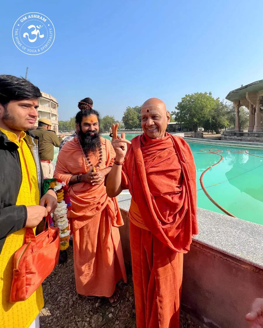 renowned-vedic-scholar-param-pujya-shree-govinddev-giri-ji-maharaj-visits-om-ashram_body12