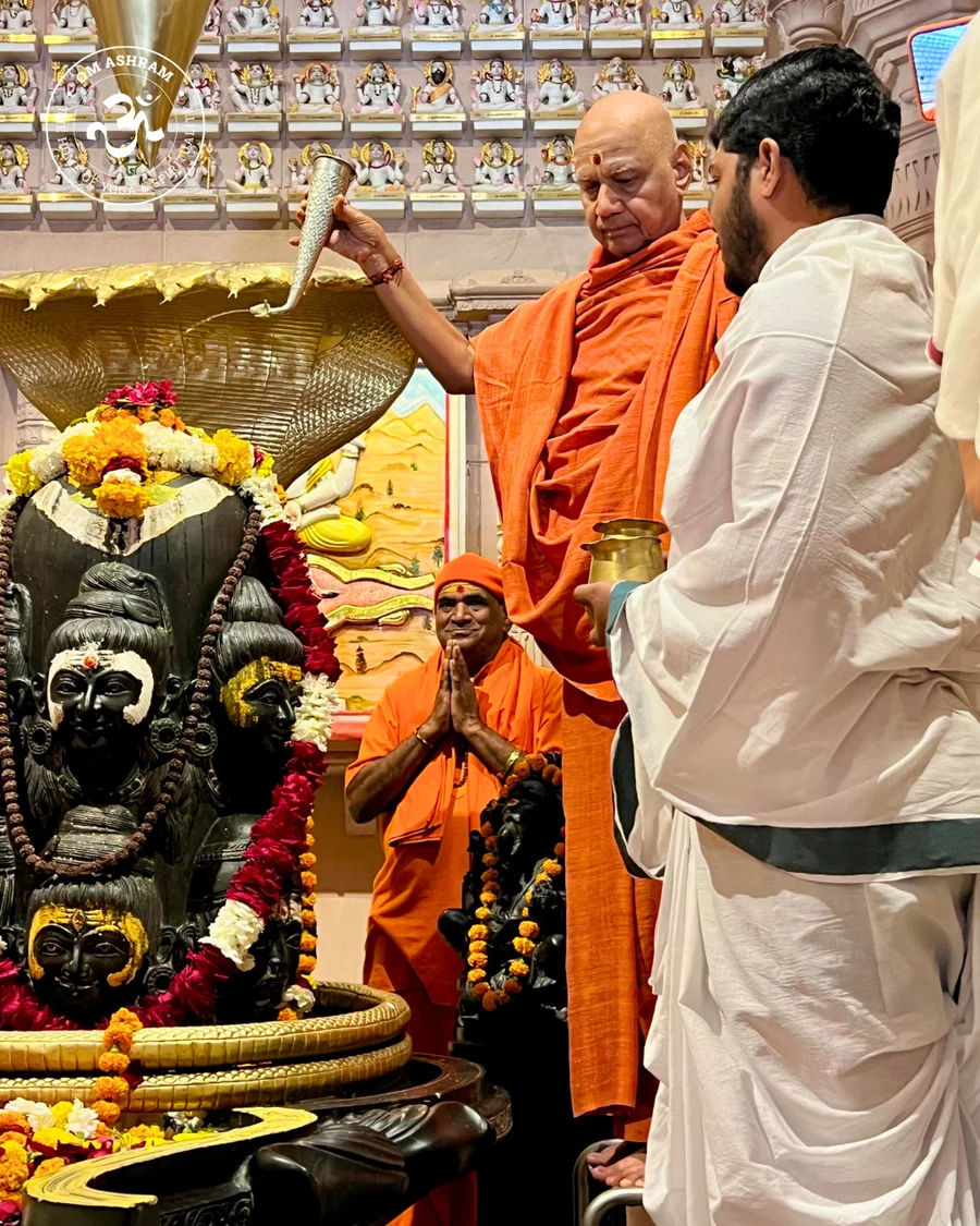 renowned-vedic-scholar-param-pujya-shree-govinddev-giri-ji-maharaj-visits-om-ashram_body13