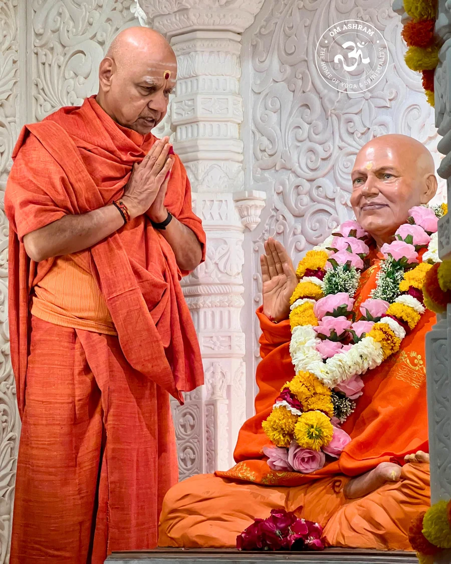 renowned-vedic-scholar-param-pujya-shree-govinddev-giri-ji-maharaj-visits-om-ashram_body14