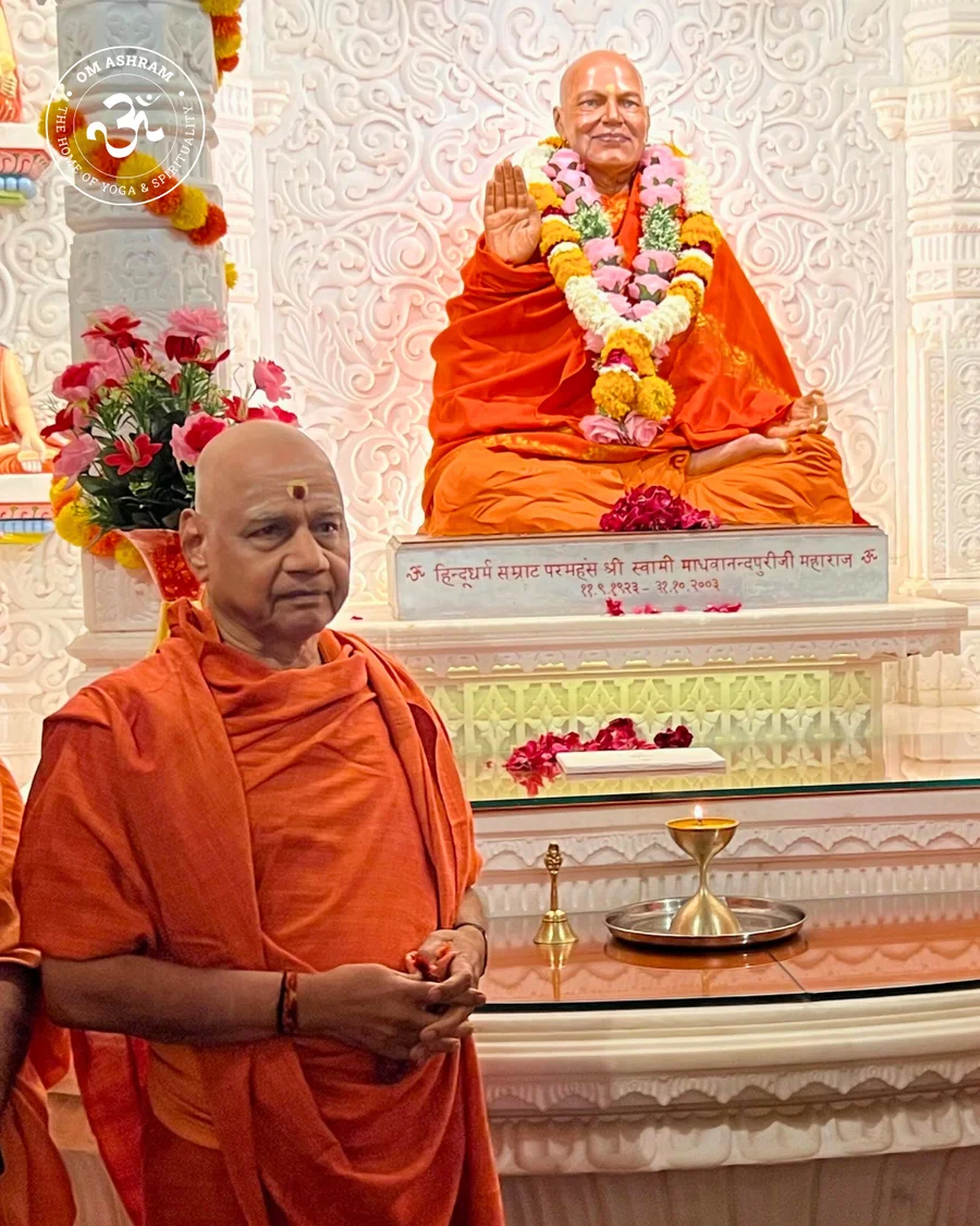 renowned-vedic-scholar-param-pujya-shree-govinddev-giri-ji-maharaj-visits-om-ashram_body15