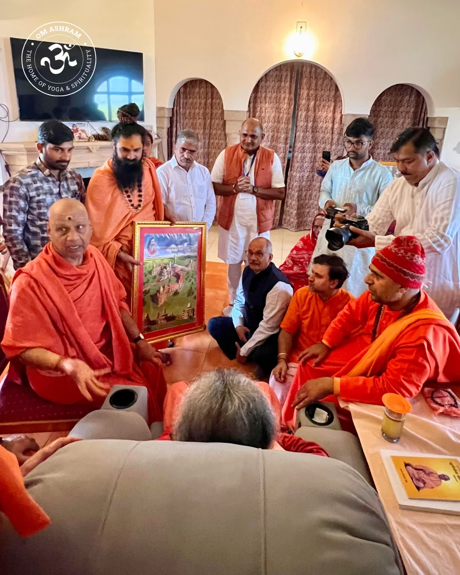 renowned-vedic-scholar-param-pujya-shree-govinddev-giri-ji-maharaj-visits-om-ashram_body16