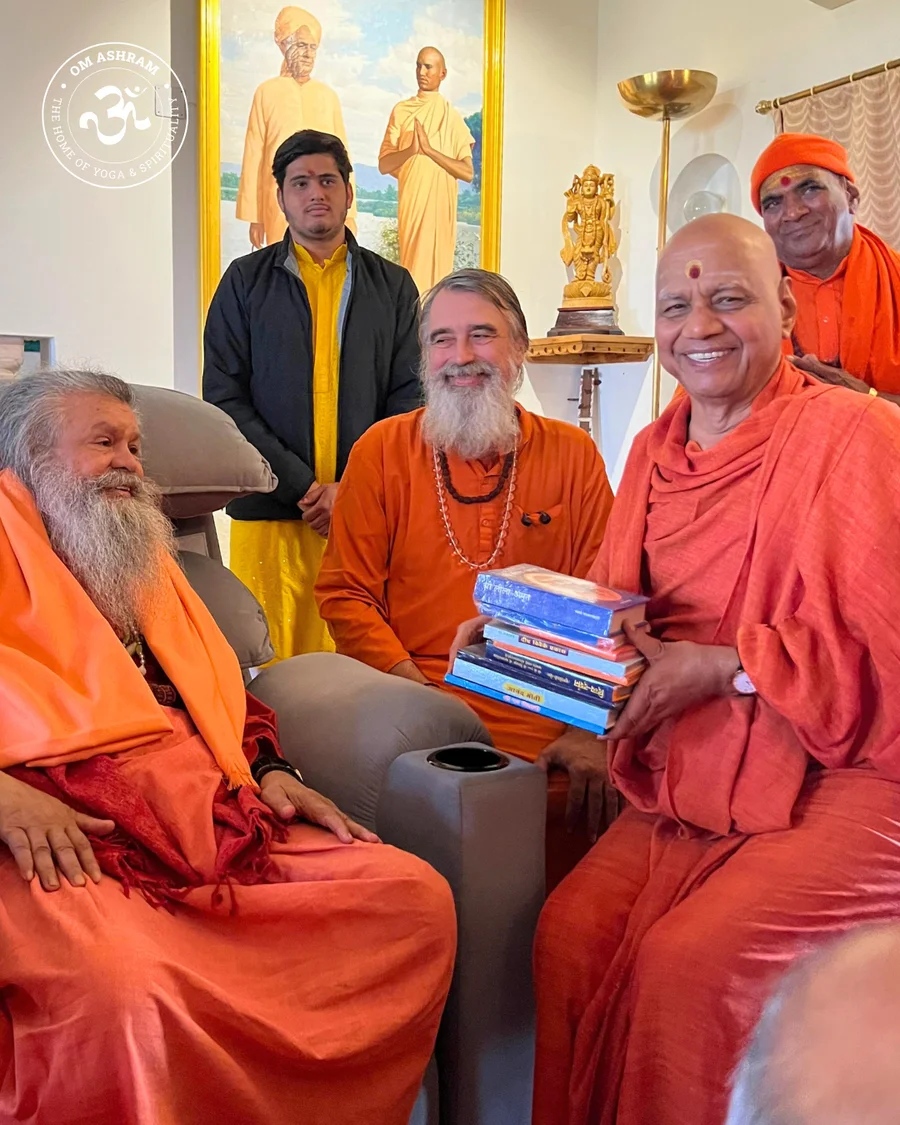 renowned-vedic-scholar-param-pujya-shree-govinddev-giri-ji-maharaj-visits-om-ashram_body4