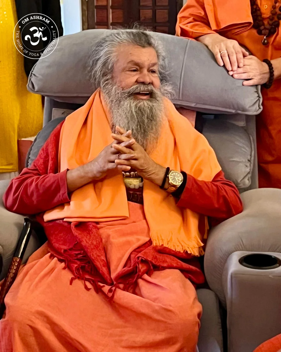 renowned-vedic-scholar-param-pujya-shree-govinddev-giri-ji-maharaj-visits-om-ashram_body5