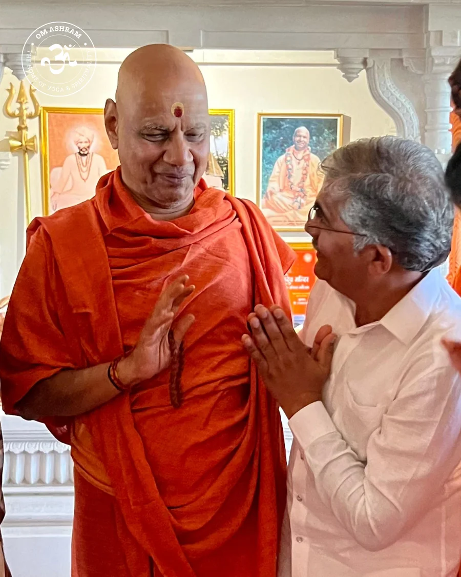 renowned-vedic-scholar-param-pujya-shree-govinddev-giri-ji-maharaj-visits-om-ashram_body6