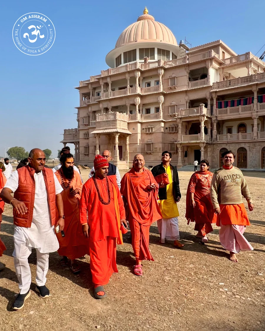 renowned-vedic-scholar-param-pujya-shree-govinddev-giri-ji-maharaj-visits-om-ashram_body7