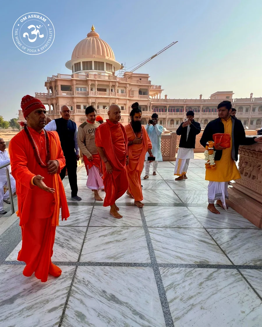 renowned-vedic-scholar-param-pujya-shree-govinddev-giri-ji-maharaj-visits-om-ashram_body8