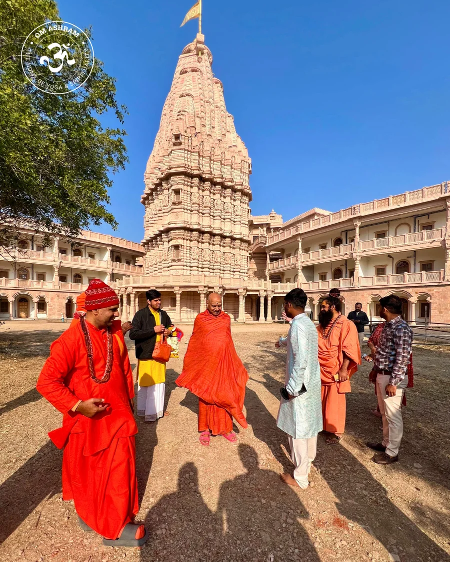 renowned-vedic-scholar-param-pujya-shree-govinddev-giri-ji-maharaj-visits-om-ashram_body9