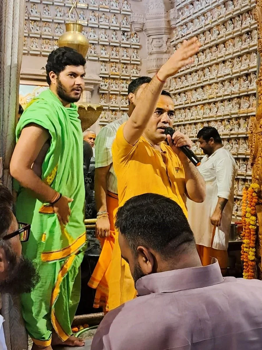 rudra-abhishek-marks-independence-day-at-om-ashram bodyImage