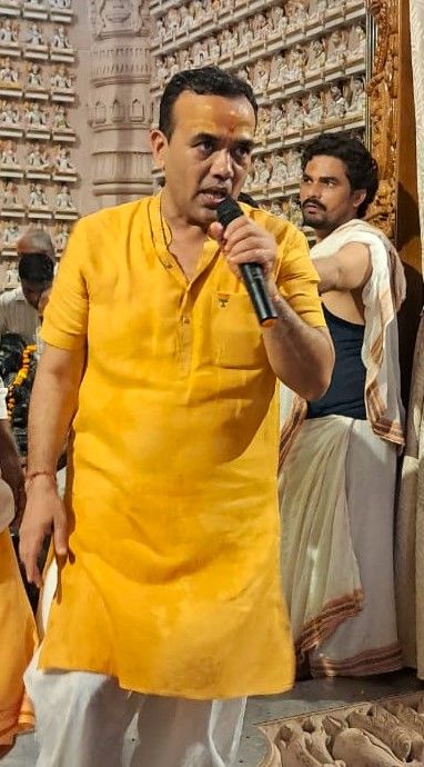 rudra-abhishek-marks-independence-day-at-om-ashram bodyImage