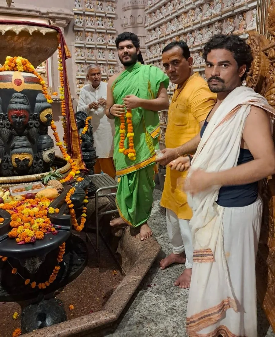 rudra-abhishek-marks-independence-day-at-om-ashram bodyImage