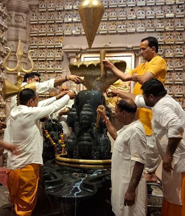 rudra-abhishek-marks-independence-day-at-om-ashram bodyImage