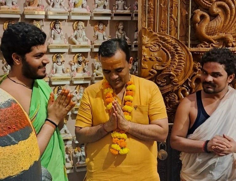 rudra-abhishek-marks-independence-day-at-om-ashram bodyImage